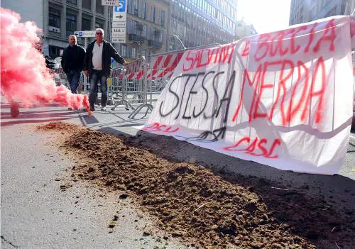 Solito corteo di vandali che "marina" la scuola e danneggia mezza città