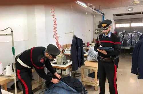 "20 euro per 11 ore di lavoro". Nell'opificio lavoratori sfruttati e clandestini