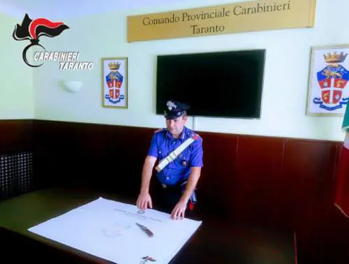 Taranto, tenta di violentare una donna minacciandola con un coltello