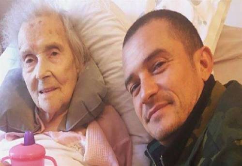 Il selfie di Orlando Bloom con la nonna morente: "Ti amerò sempre"