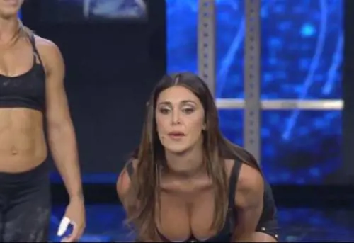 "La tetta, la tetta!", incidente hot a Tu si que vales: Belen Rodriguez mostra il seno