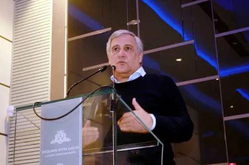 FI, Tajani stoppa Salvini: "Si vergogna di cantare l'inno"