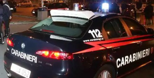 Romeno ubriaco molesta i clienti del bar, poi aggredisce i carabinieri