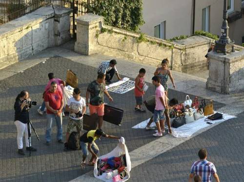 Roma, ambulante senegalese senza documenti aggredisce poliziotti