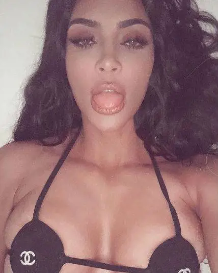  Kim Kardashian bollente col costume vintage