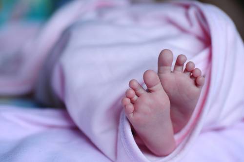 Francia, mistero sulle nascite di bimbi senza braccia o mani