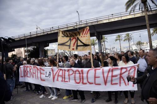Genova tra fischi e urla: "Vogliamo risposte, non elemosina"