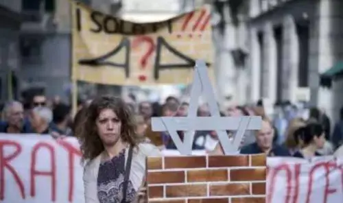 I genovesi contro Toninelli: "Basta bugie, ecco il plastico da portare a Vespa"