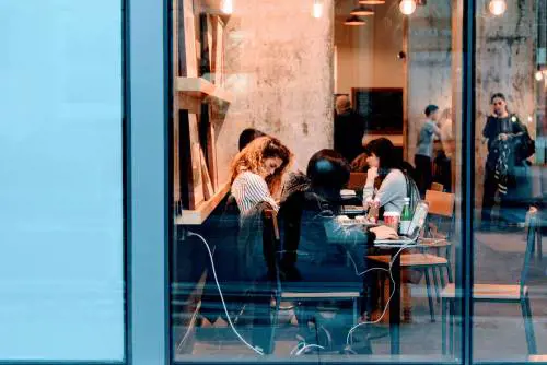 Pretendono di scaldare la loro urina al microonde: richiesta choc in un caffè