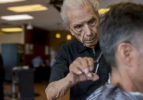 Rasoi e phon a 107 anni. Il parrucchiere italiano che fa la barba al tempo