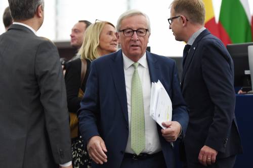 Juncker avverte Conte: "Se non cambiate la manovra non potrò frenare i falchi Ue"