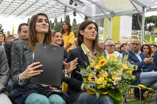 Adesso tra la Raggi e la Isoardi scoppia l'amicizia