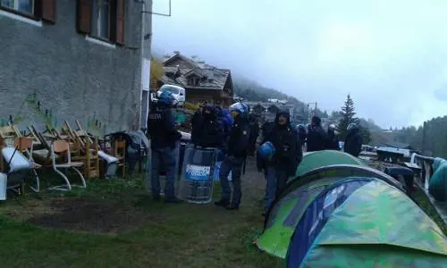 Il blitz delle forze dell'ordine nel rifugio autogestito che ospita i migranti