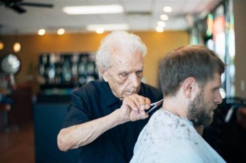 È un italo-americano di 107 anni il parrucchiere più vecchio al mondo