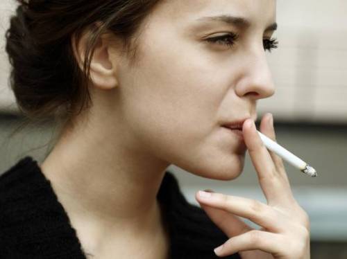 Torino, studentessa trova verme nel filtro della sigaretta, denuncia