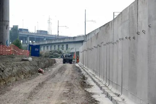 Il muro anti droga a Rogoredo