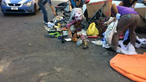 Mercatini della "monnezza" a Napoli: la polizia li sgombera, ma gli abusivi tornano dopo 10 minuti
