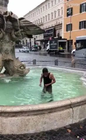 Roma, straniero a caccia di monetine nella fontana del Tritone