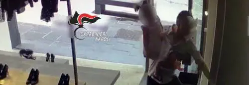 Napoli, rubava nei negozi di Chiaia anche con la nipotina in braccio