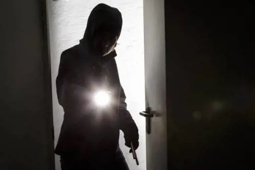 Bologna, uomo sorprende due rapinatori. E viene ferito