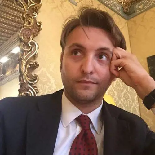 Di Maio promuove l'amico sessista sul web. Stipendio raddoppiato