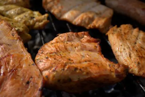 Adesso gli italiani ​mangiano più carne