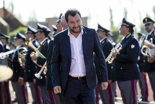"Ma fai il politico o lo sbirro?". E Salvini gela l'utente