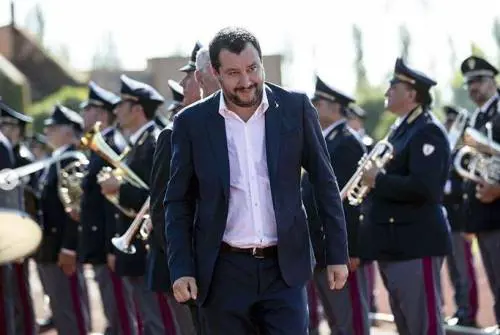 "Ma fai il politico o lo sbirro?". E Salvini gela l'utente