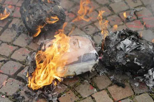 Studenti contro il governo: crocifissi e bruciati i fantocci di Di Maio e Salvini