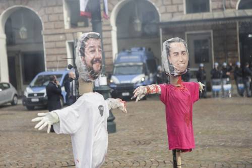 Torino, Salvini: "E sarei io a seminare odio? Bruciare manichini è schifoso"
