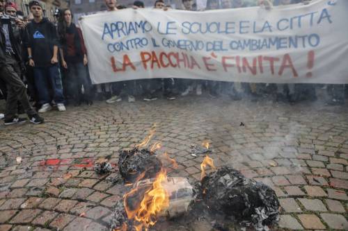 Manifestazione contro il governo: slogan e striscioni degli studenti di Torino 
