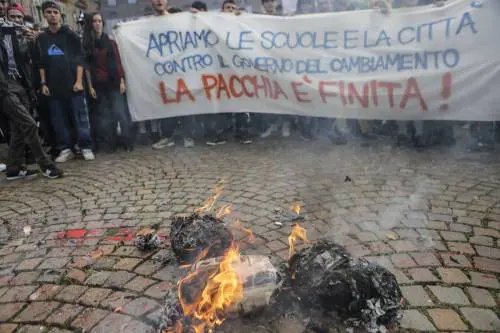 Manifestazione contro il governo: slogan e striscioni degli studenti di Torino