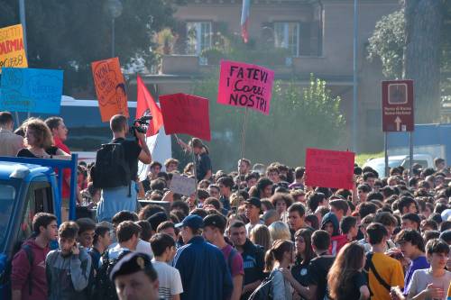 Manifestazione studentesca contro il governo a Roma