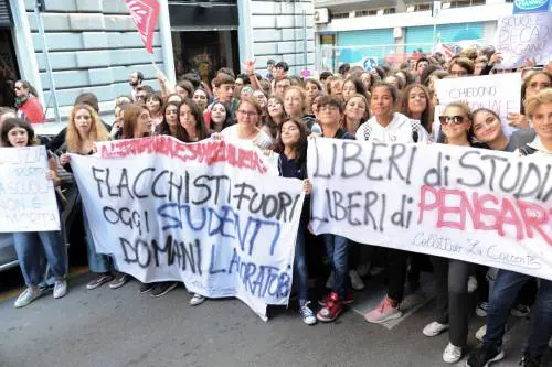 Protesta degli studenti a Bari
