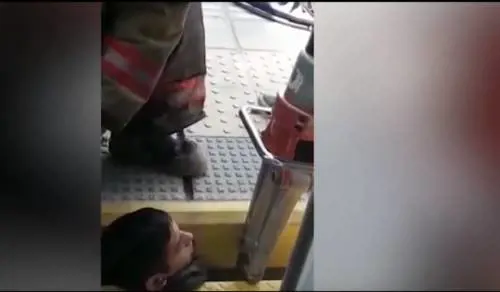 Intrappolato con la testa tra treno e banchina: le immagini choc