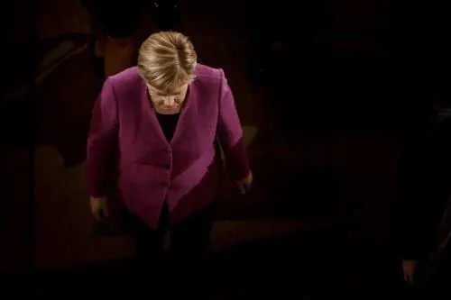 "Trattiamo l'Italia come la Polonia". Mistero sulle frasi della Merkel