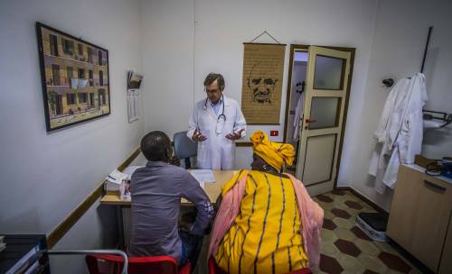 Cure, esami e protesi: sanità gratis agli irregolari (e anonimato garantito)