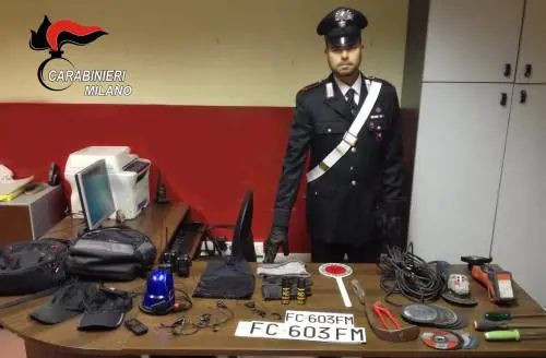 Rom in fuga dopo un furto speronano i carabinieri