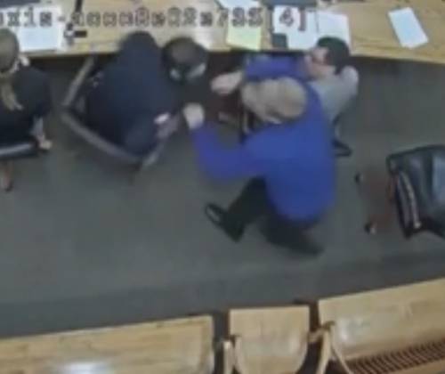 Usa, imputato cerca di rubare arma dell'agente