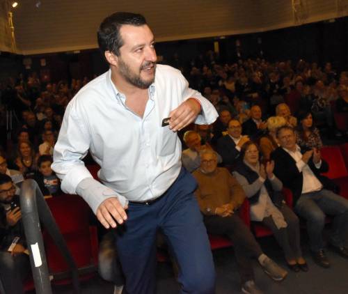 Salvini: "L'Ue vuole l'Italia serva. Avanti pure se manda truppe d'occupazione"