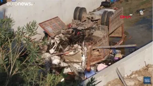 Turchia, si ribalta camion pieno di migranti: più di venti morti