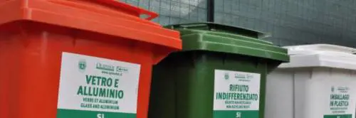 Bari, abbandona i rifiuti per strada, il Comune glieli restituisce e lo multa