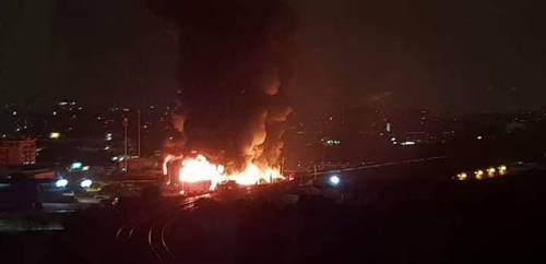 Milano, nube di fumo in Bovisasca: brucia capannone abbandonato