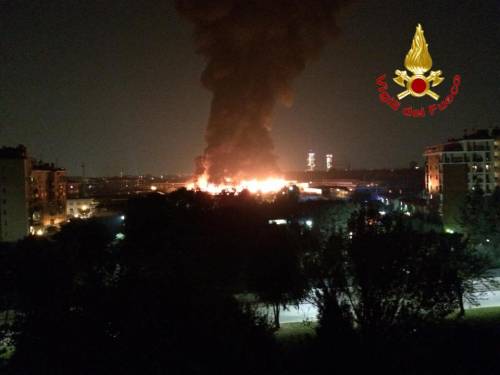Incendio in un deposito di rifiuti