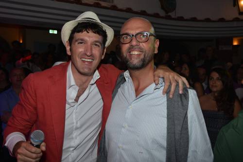 La rinascita di Alfano: ringiovanito e glamour si scatena al piano bar