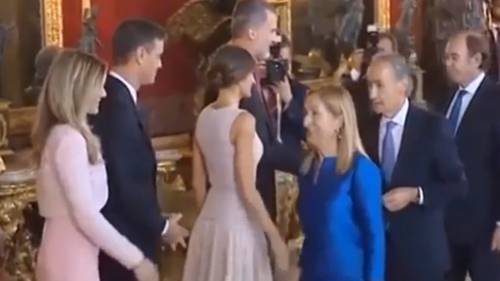 Gaffe del premier spagnolo: sbaglia il cerimoniale e viene "ripreso"
