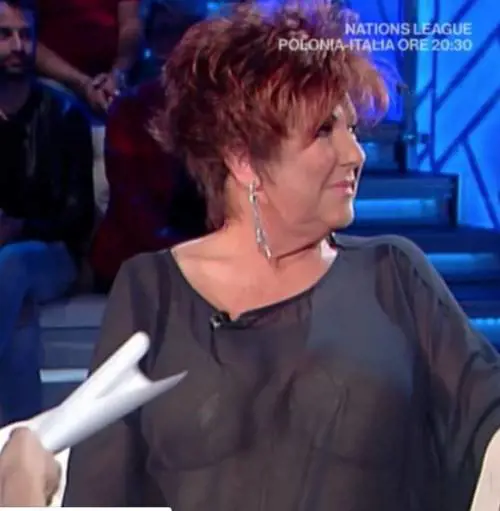"Orietta Berti è impazzita? Completamente nuda in tv". Il web non perdona il look della cantante
