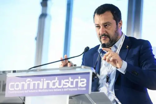 I francesi sconfinano. Salvini: "Macron, basta prese in giro. Rispondi"