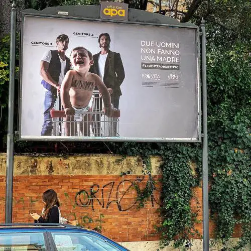 "Due uomini non fanno una madre"   La campagna contro l'utero in affitto