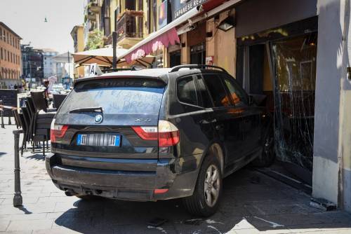 Suv corre troppo e rimane in equilibrio su una 500